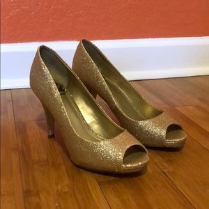 Fergalicious gold sparkle party heels!